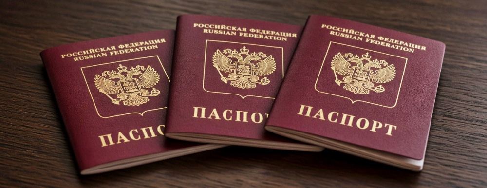 Три российских загранпаспорта на деревянном столе